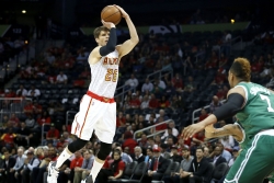 Kyle Korver&#039;s sharp shooting buries scrambling Boston Celtics early in Game 2 loss to Atlanta Hawks