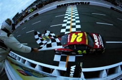Jeff Gordon Wins at Martinsville, Clinches Spot in Championship Round